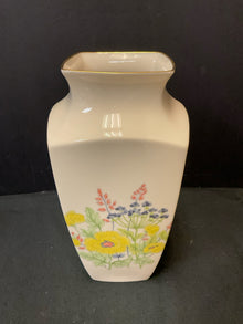  Lenox Vase