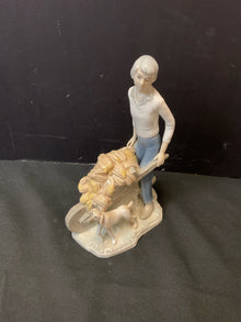  Statue/Figurine/Bust